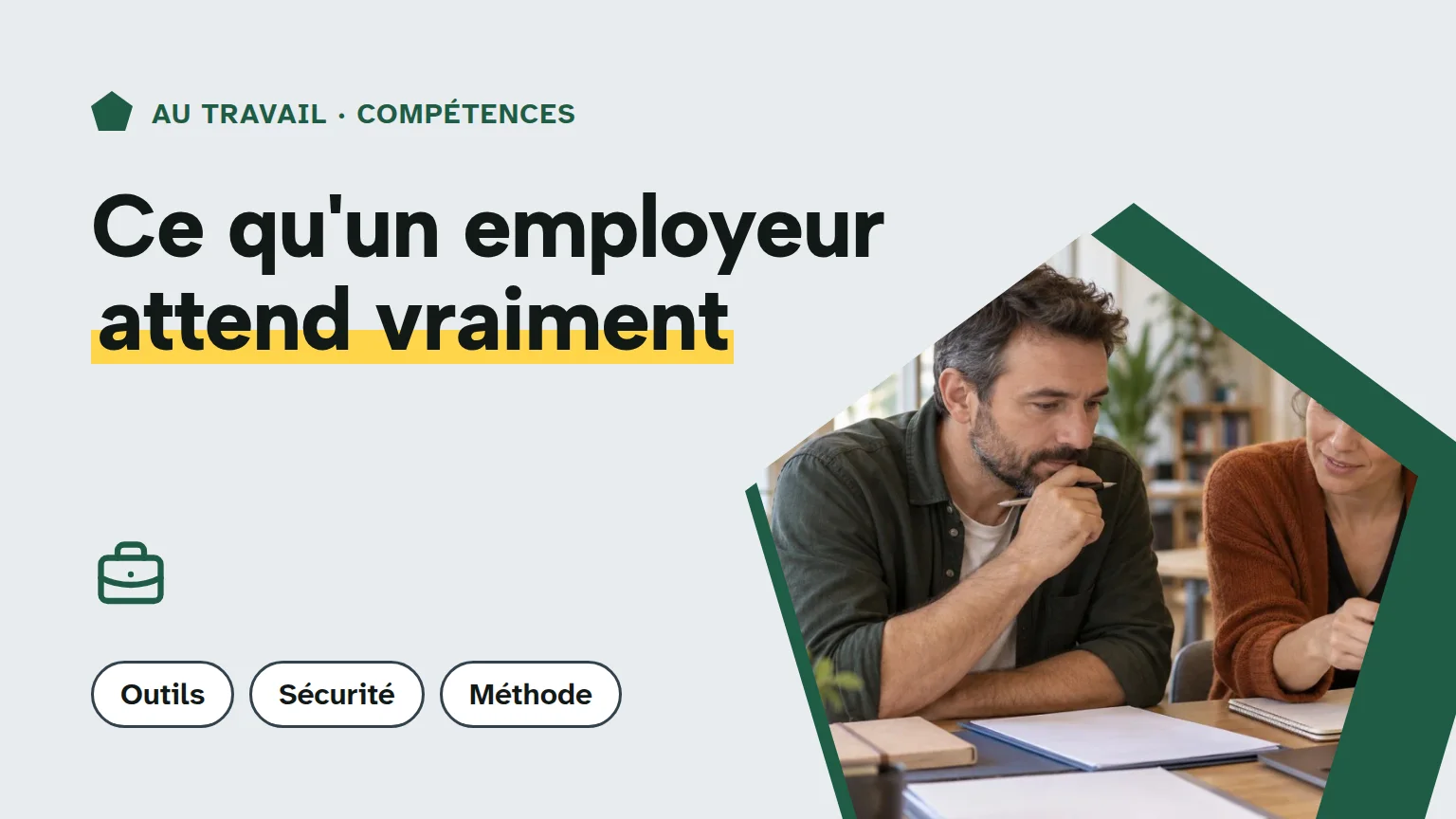 Couverture « Ce qu'un employeur attend vraiment » : un adulte prépare un exercice sur ordinateur avec une accompagnatrice.