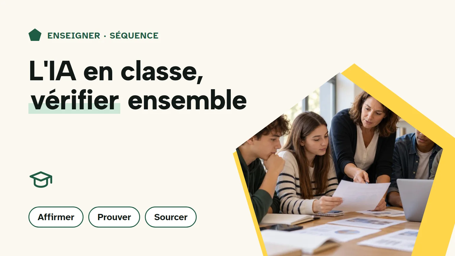 Couverture « L'IA en classe, vérifier ensemble » : une enseignante accompagne un groupe qui compare un document imprimé avec une réponse affichée sur un ordinateur.