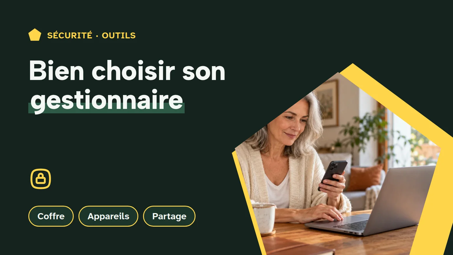 Couverture « Bien choisir son gestionnaire » : une adulte utilise son ordinateur et son téléphone sur une table de travail près d’une fenêtre.