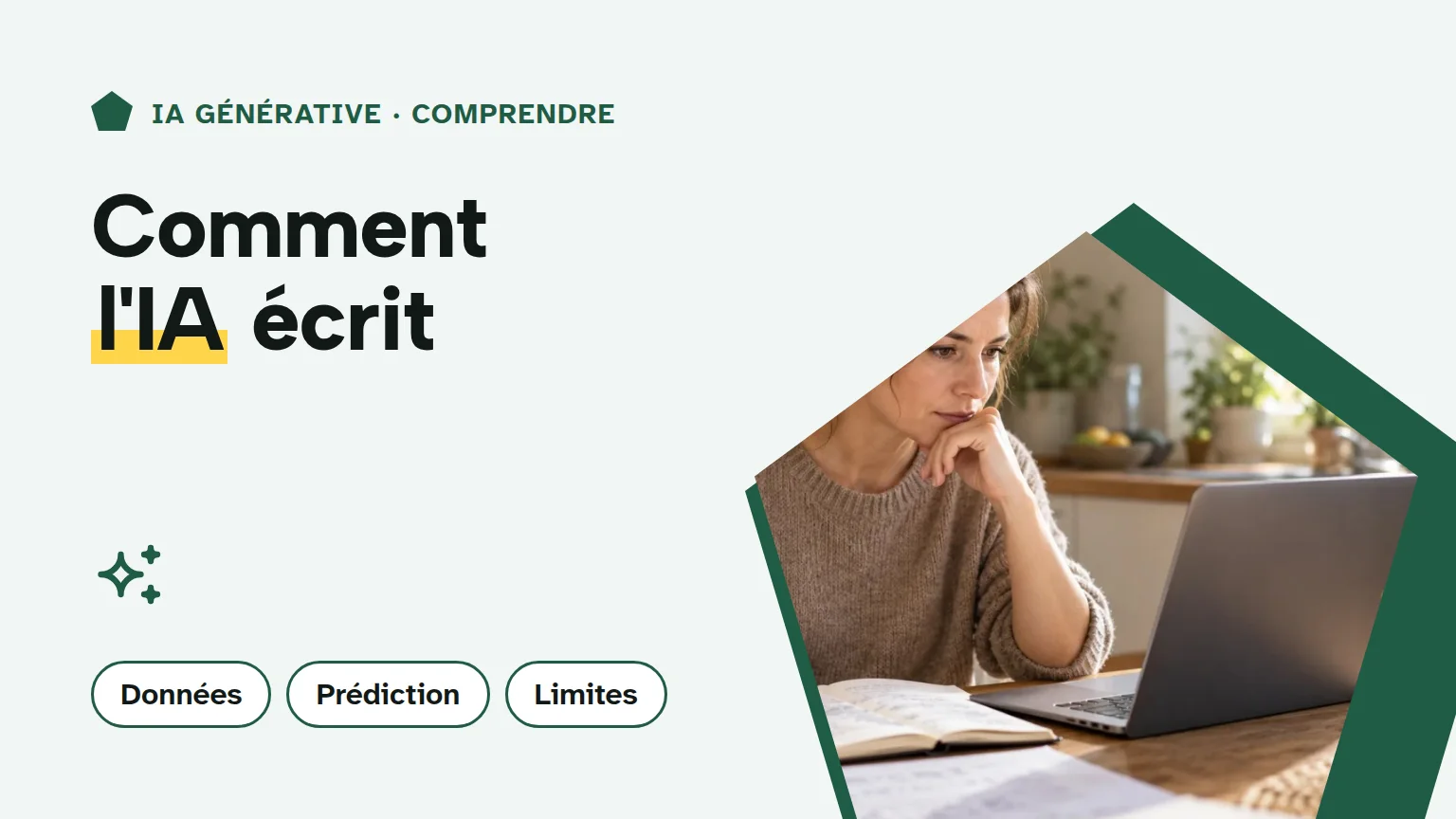 Couverture « Comment l'IA écrit » : une adulte compare un brouillon sur ordinateur avec ses notes à la table de sa cuisine.
