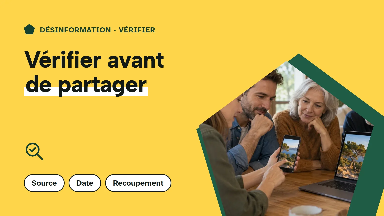 Couverture « Vérifier avant de partager » : des adultes comparent une photo sur un téléphone avec une page ouverte sur un ordinateur.