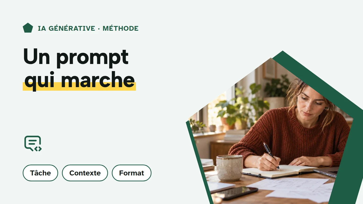 Couverture « Un prompt qui marche » : une salariée prépare une consigne dans un carnet avant de la saisir sur ordinateur.