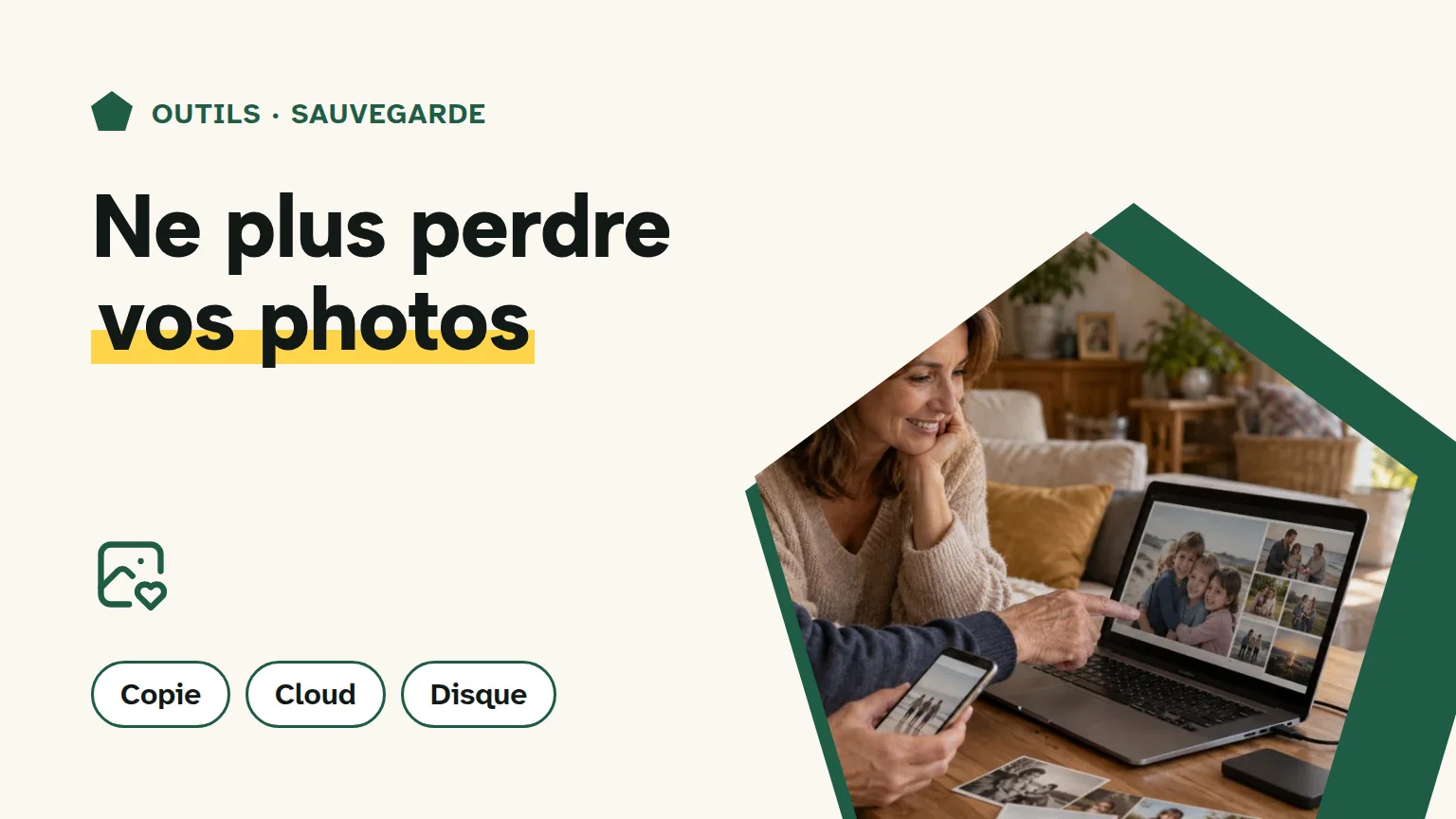 Couverture « Ne plus perdre vos photos » : des proches vérifient une copie de leurs photos de famille sur un ordinateur.